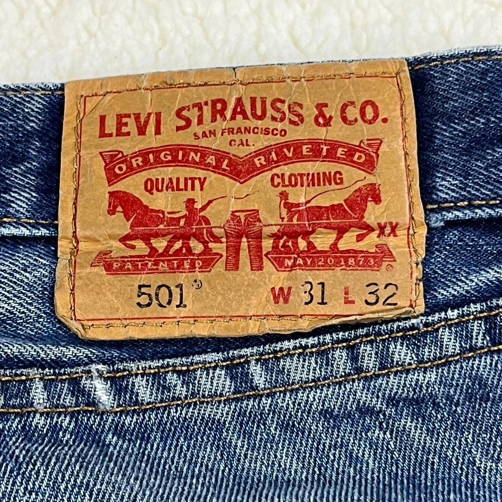 Levi's 501 Jeans Mens 31x32 Blue Original Straight Fit Distressed Denim